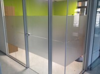 Decorazione-vetri-interni-ufficio-con-adesivi-effetto-smerigliato-personalizzati-1.jpg