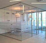 decorazione-vetrata-pellicola-adesiva-effetto-sabbiato-1024x948.jpg